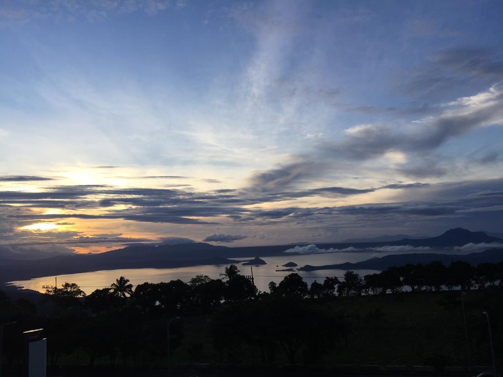 Wind Residence With View Of Taal Lake Tagaytay City ภายนอก รูปภาพ