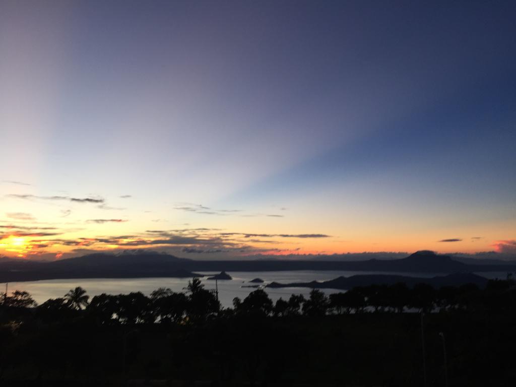 Wind Residence With View Of Taal Lake Tagaytay City ภายนอก รูปภาพ