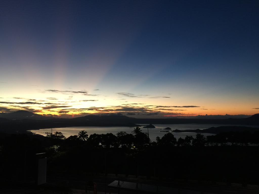 Wind Residence With View Of Taal Lake Tagaytay City ภายนอก รูปภาพ